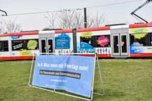 Die vom Jugendring gestaltete Gedenkbahn zum 8. Mai.