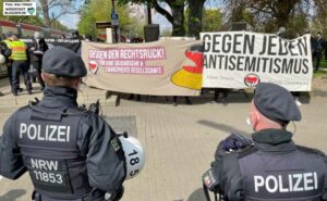 Lautstark hielt die Antifa gegen die Neonazis und ihre Kundgebung. Foto: Alex Völkel