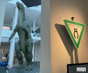 Der Iguanodon im Lichthof ist dank der Sonderausstellung nicht mehr allein.