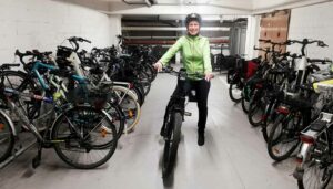 Tiefbauamtsleiterin Sylvia Uehlendahl in der Fahrradgarage des Tiefbauamtes. Foto: Stadt