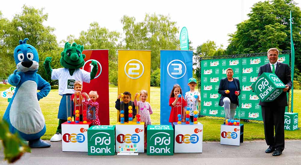 Sport- und Freizeitdezernentin Birgit Zoerner, August-Wilhelm Albert (Vorstand der PSD Bank Rhein-Ruhr), Kindern der AWO-Kita Lumiland und den Maskottchen Peter Moneta (PSD Bank) und Piet Flosse. Foto: Gaye Suse Kromer, Dortmund Agentur