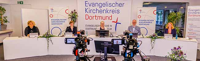 Der Sitzungssaal im Haus der Evangelischen Kirche wird zum Studio: Live vor Ort v.l.: Pfarrerin Sandra Sternke-Menne (Scriba), stellv. Superintendentin Leonie Grüning, Superintendentin Heike Proske, stellv. Superintendent Michael Stache, Verwaltungsleiterin Lisa Prang. Foto: Stephan Schütze