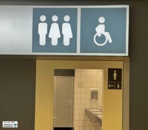 Das Thema „divers“ oder „3. Geschlecht“ wird beim Thema der Toiletten offensichtlich. Die Beschriftung außen zeigt eine „d-Toilette“, innen gibt es sie aber nicht. Foto: Alex Völkel