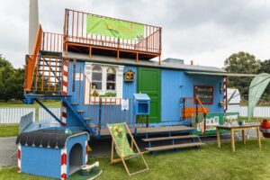 Auf der Wiese der Buschmühle wartet der berühmte blaue Löwenzahn-Bauwagen aus der gleichnamigen TV-Serie auf Besuch.