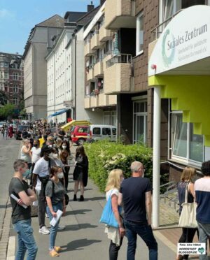 Rund um den Häuserblock ging die Warteschlange vor dem Sozialen Zentrum. Fotos: Alex Völkel