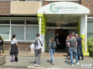 Bis zu sechs Stunden standen Menschen geduldig an, um Einlass in Zentrum zu erhalten.