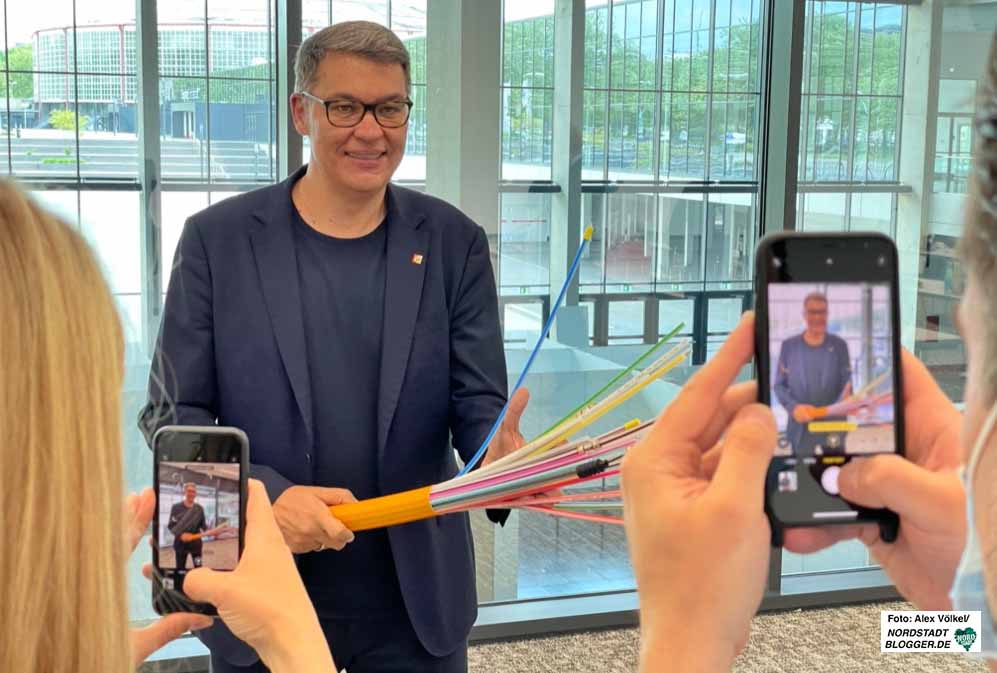 OB Thomas Westphal präsentiert stolz den Glasfaser-Lückenschluss für Dortmund. Foto: Alex Völkel