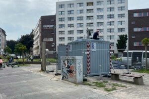 Mittlerweile wurde auch eine mobile Videoüberwachungsanlage auf dem Mehmet-Kubaşık-Platz aufgestellt. Foto: David Peters