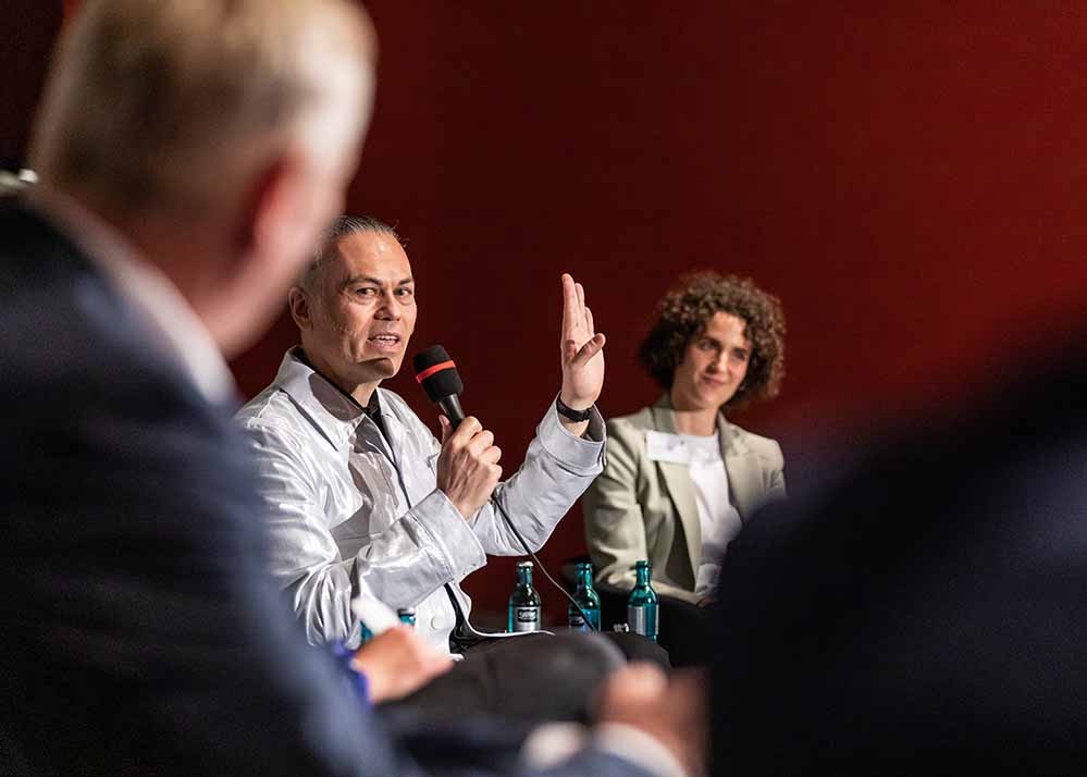 v.l.n.r.: Jörg Stüdemann (Kulturdezernent Stadt Dortmund), Matthew Yokobosky (Senior Curator of Fashion and Material Culture des Brooklyn Museum), Christina Danick (Ausstellungsmanagement Dortmunder U) (Foto: Roland Baege)