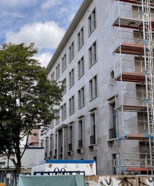 Langsam wird die Fassade sichtbar - die Baustelle weicht.