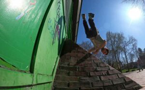 Einen Jugendlichen beim Parkour.