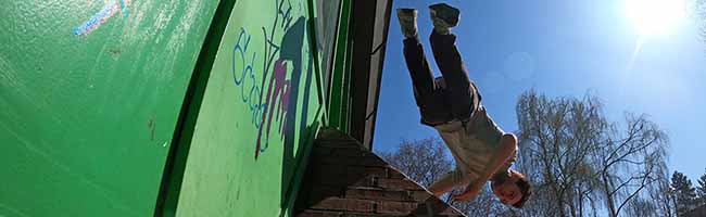 Im Dietrich-Keuning-Haus gibt es in den Ferien viele offene Angebote - dazu gehört auch Parkour. Bild: Thalis Weizmann