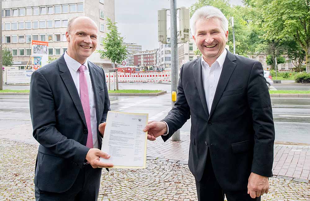 Prof. Dr. Andreas Pinkwart, Minister für Wirtschaft, Innovation, Digitalisierung und Energie des Landes Nordrhein-Westfalen, übergibt zwei Förderbescheide in Höhe von rund 6,5 Millionen Euro an den technischen Geschäftsführer der DEW21, Peter Flosbach.