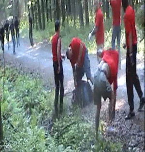 Hooligans verabreden sich zum Kämpfen - und trainieren mit Nazis zum Straßenkampf. (Archivbild)