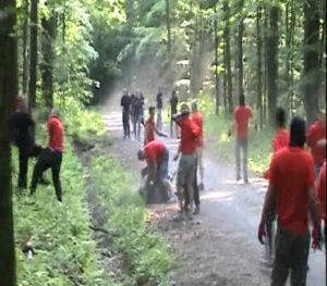 Hooligans verabreden sich zum Kämpfen - und trainieren mit Nazis zum Straßenkampf. (Archivbild)