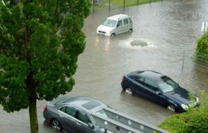 Das Wasser drückte den Gulli in der Kirchdörfer Straße hoch und flutete ein Gesundheitszentrum. Foto: Susanne Schulte