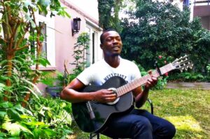 Der junge Musiker Omar Dahaba aus Gambia „untermalt“ die Kunst musikalisch. 