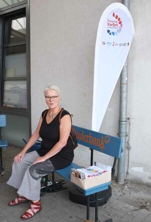 Gertrud Löcken-Mehring vom Seniorenbeirat bittet zum Gespräch auf die „Plauderbank“.