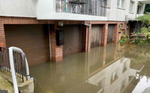 Hunderte Garagen und Keller liefen voll. Foto: Feuerwehr