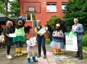 Start des „Ferienspaß“ in der JFS Eving mit Dr. Annette Frenzke-Kulbach (Leiterin Jugendamt), Jugend- und Familiendezernentin Daniela Schneckenburger und Manfred Hagedorn, Leiter des Fachbereichs Schule.