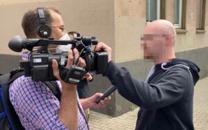 Nach der Aktion wurde ein WDR-Reporter von einem Neonazi attackiert. Die „SOKO Rechts“ ermittelt.