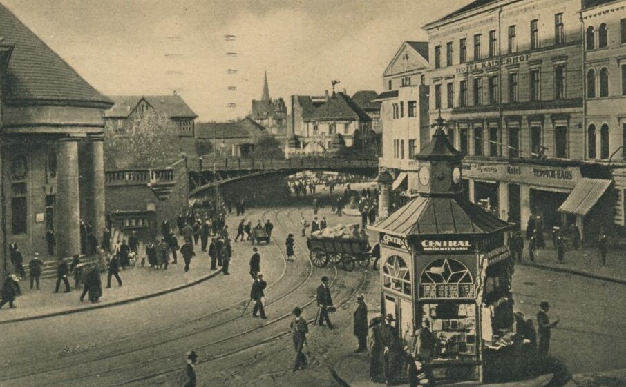 Die neue Eisenbahnbrücke mit Restaurant Vogell dahinter, 1925 (Slg. Klaus Winter)