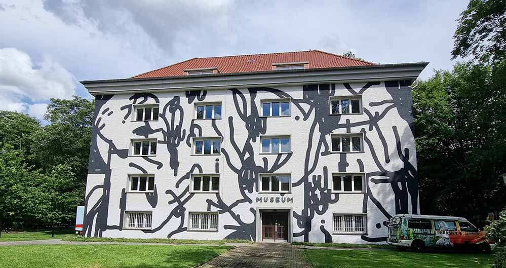 Die Westfassade des Gebäudes zur Rittershausstraße hin gestaltete der Bremer Künstler Tobias Kröger.