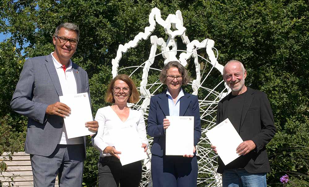 Übergabe der Förderbescheide am geografischen Mittelpunkt von NRW, Gurlittstraße, Dortmund-Aplerbeck: OB Thomas Westphal, Landtagsabgeordnete Nadja Lüders, Ministerin Ina Scharrenbach, Bezirksbürgermeister Jürgen Schädel. Foto: Katharina Kavermann