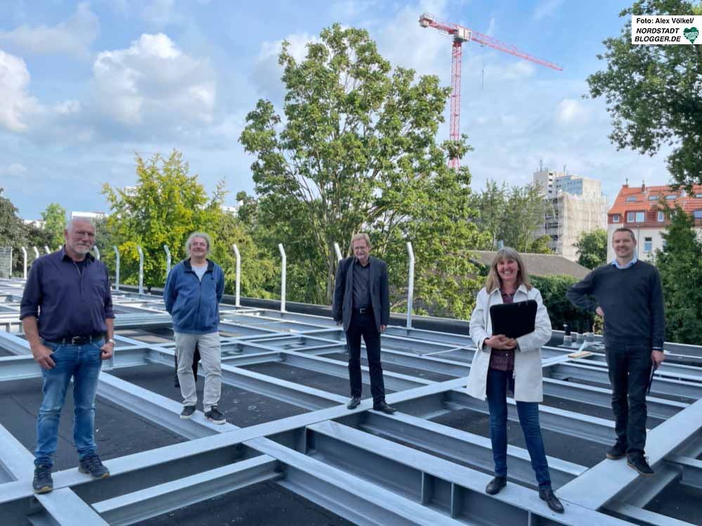 Foto zeigt v.l.n.r.: Werner Hüßler (ITW-GMBH und Eigentümer), Jochen Tempel (Geschäftsführer Tempel Bau Nord GmbH), Ludger Wilde (Planungsdezernent), Uta Wittig-Flick (Teamleiterin Stadterneuerung Innenstadt-Nord), Stephan Hüßler (ITW-GmbH).