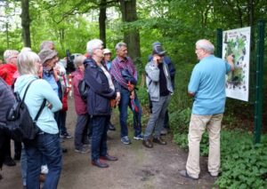 Peter Morgenthal (r.) erzählt die Geschichte des Kuckucks und dessen Kinder.