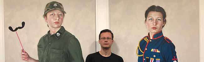 Der Künstler René Schoemakers in der Ausstellung vor dem Diptychon „Karl-Heinz (Mummenschanz)“ (li) und „Anders (Mummenschanz)“ (2019). Fotos: Katrin Pinetzki