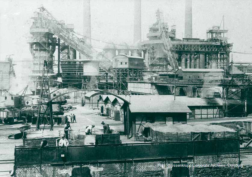 Die erste Hochofenanlage des Eisen- und Stahlwerks der Firma Hoesch auf der Westfalenhütte (1896). Zu dieser Zeit wurden hier rund 6.500 Arbeitskräfte beschäftigt, die zum massiven Bevölkerungszuwachs der jungen Industriestadt Dortmund beitrugen.