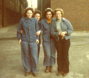 Die Kranführerin Maria Kreuch (links) und ihre Kolleginnen auf dem Werk Phoenix (1979). Die Führung der Werkskräne war eine risikoreiche und doch schlecht bezahlte Tätigkeit. Viele männliche Kollegen wollten diese Arbeit nicht ausüben, so stellte der Konzern weibliche Arbeitskräfte an.