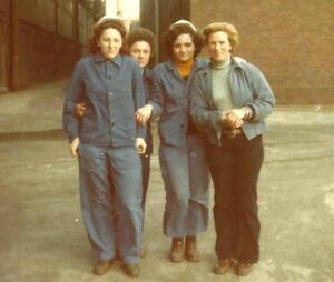 Die Kranführerin Maria Kreuch (links) und ihre Kolleginnen auf dem Werk Phoenix (1979). Die Führung der Werkskräne war eine risikoreiche und doch schlecht bezahlte Tätigkeit. Viele männliche Kollegen wollten diese Arbeit nicht ausüben, so stellte der Konzern weibliche Arbeitskräfte an.