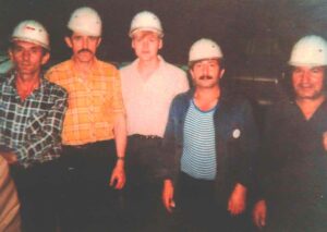 Der Grieche Anastasios Kechaidis (rechts) mit Kollegen in den 1980er-Jahren im Warmwalzwerk der Westfalenhütte. Er steht für die immense Arbeitsmigration der Nachkriegszeit ins Ruhrgebiet, die dennoch nur eine von vielen Zuwanderungsbewegungen in die Region darstellte.