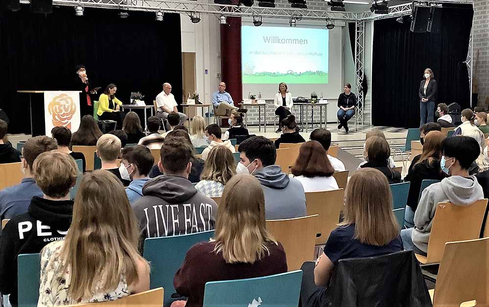 Dortmund Brackel – Schüler*innenvertretung organisiert Podiumsdiskussion zur Bundestagswahl 2021 Am Donnerstagmorgen (16.09.21) veranstaltete die Schüler*innenvertretung (SV) der Geschwister-Scholl-Gesamtschule eine Podiumsdiskussion zur Kommunalwahl 2020 mit den Direktwahlkandidat*innen der SPD, CDU, der Linken, FDP sowie des Bündnis90/ die Grünen. Die Veranstaltung diente den Teilnehmenden als Orientierung und fördert schon in jungen Jahren die Partizipation von Dortmunder*innen an unserer Demokratie. Im Zuge der bevorstehenden Bundestagswahl war es der SV ein Anliegen auch Dortmunder Schüler*innen einen Zugang zum bundesweiten Politikgeschehen zu verschaffen. Nicht nur um Politik nahbarer zu machen, sondern auch um die für junge Wähler*innen relevanten Themen in den Diskurs des Wahlkampfs einzubringen. Dazu wurden zuvor die Schüler*innenschaft nach Themen-Vorschlägen gefragt. Auf Grund dessen fiel die Entscheidung auf die Themen Klimaschutz, Geflüchtetenpolitik, Gesundheit und Armutsbekämpfung insbesondere in Bezug auf Kinderarmut, welche auch in Dortmund allgegenwärtig ist. Für die eingeladenen Direktwahlkandidat*innen Frieder Löhrer (FDP), Michael Depenbrock (CDU), Anke Weber (Bündnis 90/ die Grünen), Sabine Poschmann (SPD) sowie Sonja Lemke (die Linke) ist die Veranstaltung mit den rund 100 Schüler*innen zwischen 15 und 18 Jahren eine Möglichkeit Erstwähler*innen und zukünftige Wähler*innen von sich und ihrer Partei zu überzeugen. Auch die noch nicht wahlberechtigten Teilnehmenden, konnten so für ein Kreuz bei der vom 15. bis 17.09. stattfindenden U18- Wahl bewegt werden. „Zu sehen, dass Schüler*innen, Lehrer*innen aber auch die Kandidat*innen Spaß und Interesse an diesem Format haben, freut uns immer wieder neu. “ erklärt Schüler*innensprecherin und Moderatorin der Veranstaltung Franka Wenz. „Es ist sehr gut, dass wir als Schüler bereits mit den Politikern des neuen Bundestags diskutieren können.“ meint der 18 jährige Teilnehmer Jason Drees des Sozialwissenschaftskurs der Q1. Bevor jedoch die Podiumsdiskussionen am Donnerstag um 8:40 Uhr begann, wurden die Schüler*innen aufgefordert, den*die Direktwahlkandidat*in ihres Vertrauens zu wählen. Hierbei lag die momentane Bundestagsabgeordnete der SPD Sabine Poschmann auf starke 28%. Diese simulierte Wahl wurde nach der Diskussion wiederholt. Hier zeigt sich deutlich, dass gerade die Grüne Kandidatin Prof. Dr. Anke Weber mit 33,7% dicht gefolgt vom Fdp Politiker Frieder Löhrer (26%) die jungen Bürger*innen überzeugen konnte.