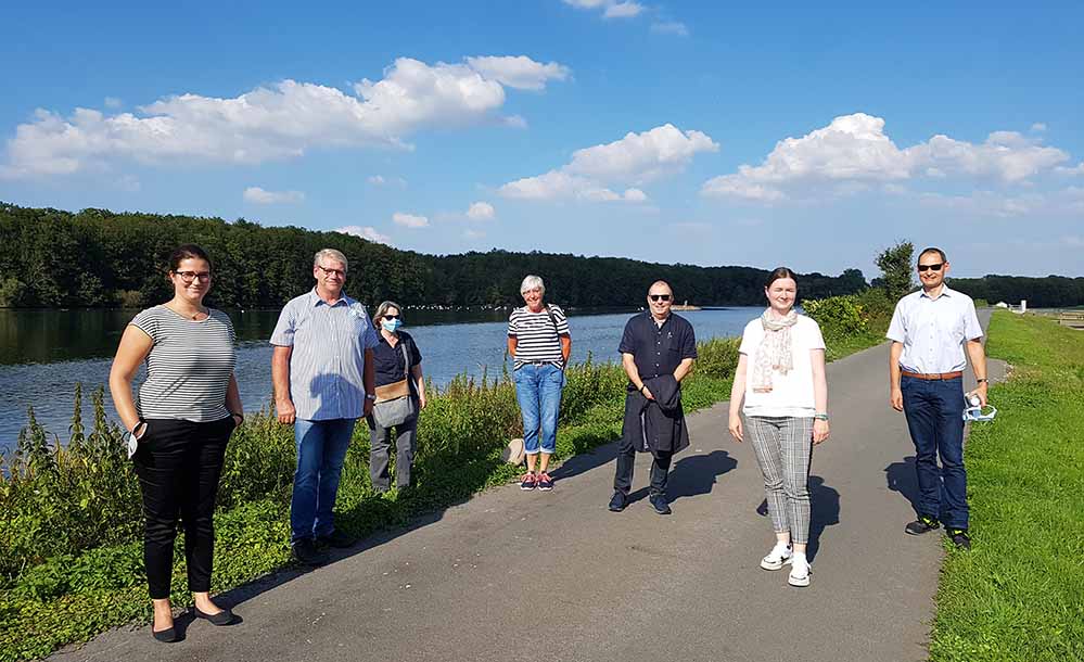 SPD-Ratsfraktion informiert sich über Hintergründe der Dortmunder Wasserversorgung Im Rahmen der Sommertermine der Fraktion hat die SPD-Ratsfraktion das Wasserwerk in Schwerte Hengsen besucht und sich über die Hintergründe der Wasserversorgung der Dortmunder Bürger*innen informiert. „In Deutschland machen wir uns häufig keine Gedanken über die Trinkwasserversorgung. Das Trinkwasser ist jederzeit und ohne Einschränkungen in hervorragender Qualität verfügbar. Durch den Klimawandel steht nun auch die Wasserversorgung bei uns vor neuen Herausforderungen. Starkregenereignisse nehmen zu. Darauf folgende Trockenheitsphasen führen zu einem höheren Verbrauch an heißen Tagen. Durch diese Entwicklungen benötigen die Wasserwerke mehr Flexibilität und Handlungsraum beim Talsperren-Management, um schnell auf besondere Ereignisse wie Starkregen reagieren zu können. Diese Herausforderungen gilt es jetzt anzugehen, damit die Bürger*innen auch zukünftig einen uneingeschränkten Zugang zum Trinkwasser erhalten“, erklärt die umweltpolitische Sprecherin der SPD-Ratsfraktion, Veronika Rudolf. Das Wasserwerk in Schwerte Hengsen wird von den Wasserwerken Westfalen betrieben und ist eines der Wasserwerke, das Trinkwasser aus der Ruhr für die Dortmunder Bürger*innen gewinnt. Aus Gründen der Vorsorge werden aktuell am Wasserwerk Hengsen umfangreiche Arbeiten zur Nachrüstung der Wasseraufbereitung vorgenommen. Die Trinkwasserqualität ist nach wie vor hervorragend. Die sechs Wasserwerke der Wasserwerke Westfalen versorgen rund 1,5 Millionen Menschen in NRW mit Trinkwasser. Die Wasserwerke Westfalen sind damit der größte Trinkwasserversorger in NRW. Über die Leitungen der DEW21 gelangt das Trinkwasser dann zu den Hausanschlüssen der Dortmunder Bürger*innen.