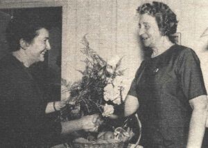 Friedel Heuner feiert 1964 ihren 70. Geburtstag. Sie war 1914 die erste weibliche Angestellte der Westfalenhütte, beschäftigt in der Telefonzentrale und später in der Werksbücherei.