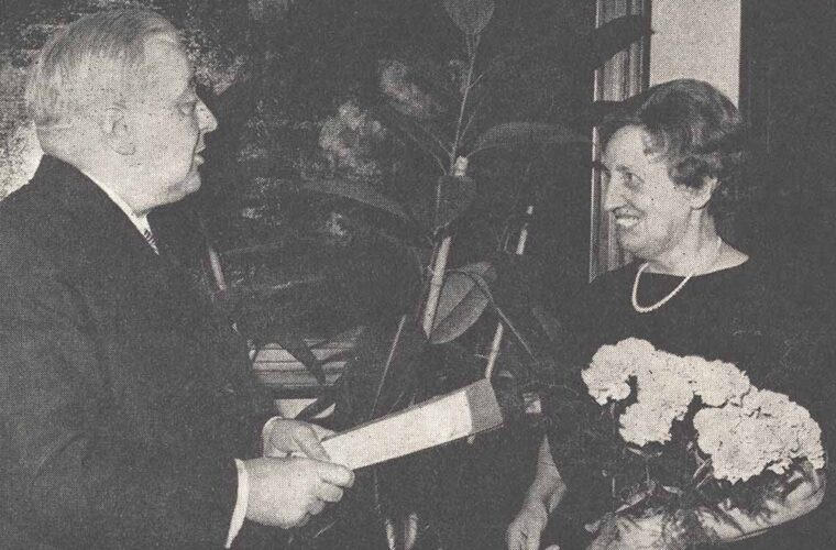 Die Personalchefin für Angestellte, Johanna Feldhausen, feiert ihr 40-jähriges Dienstjubiläum (1965). Ihre berufliche Position war zu dieser Zeit einzigartig in der Hoesch AG. Ihr Ehrgeiz und ihr Geschlecht trugen indes nicht zu einer großen Beliebtheit in der Belegschaft bei.