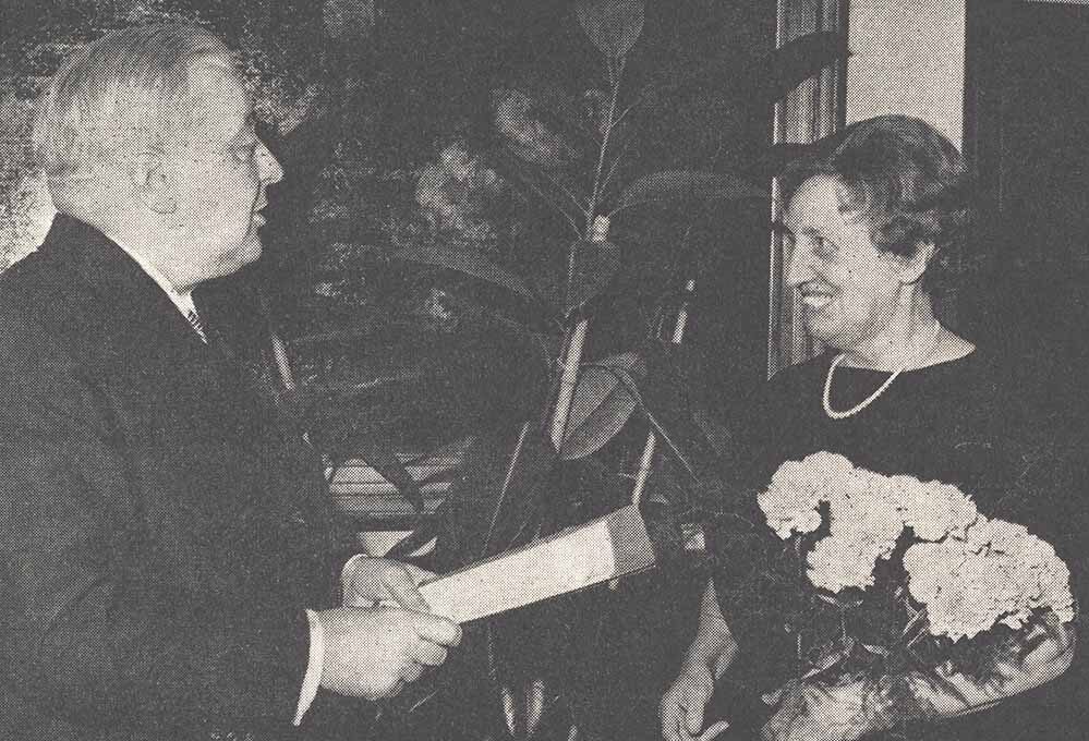 Die Personalchefin für Angestellte, Johanna Feldhausen, feiert ihr 40-jähriges Dienstjubiläum (1965). Ihre berufliche Position war zu dieser Zeit einzigartig in der Hoesch AG. Ihr Ehrgeiz und ihr Geschlecht trugen indes nicht zu einer großen Beliebtheit in der Belegschaft bei.