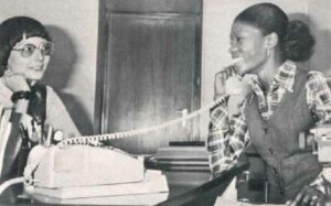 Die Verwaltungspraktikantin Maria Johnson und ihre Kollegin Rosemarie Rüschenschmidt. Maria Johnson war eine von drei internationalen Praktikantinnen aus Liberia, die 1976 in Dortmund für ihre Verwaltungsätigkeit in einer Erzmine in Liberia qualifiziert wurden.