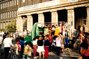 Der Lautsprecherwagen der Hoesch-Fraueninitiative (HFI) am 9.4.1981 vor der Hoesch-Hauptverwaltung an der Rheinischen Straße; unterstützt von der Aktivistin und Sängerin Fasia Jansen.