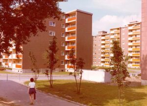 Die Hoesch-Siedlung in Dortmund-Kirchderne (nach 1972). Sie ist ein zeitgenössisch typisches Beispiel großzügig angelegter Werkssiedlungen der Hoesch AG. Schon um 1880 begann der Konzern, seiner Belegschaft qualitativ hochwertige Wohnungen zur Verfügung zu stellen.