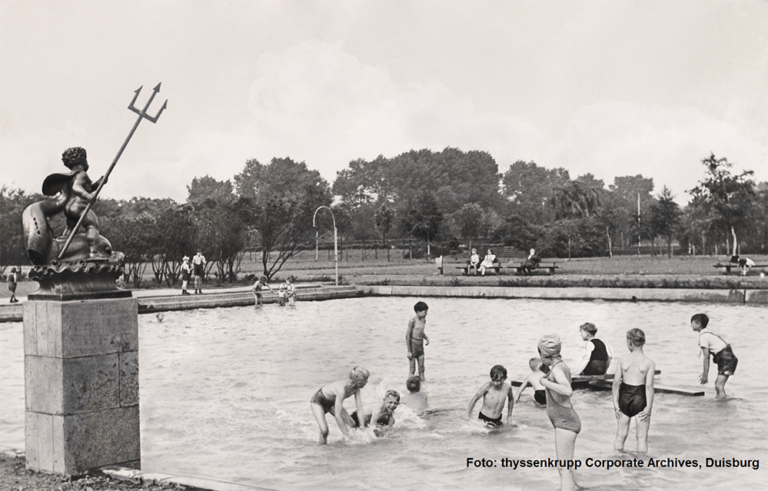 Spielende Kinder im Planschbecken des Hoesch-Parks (um 1950). Er war nicht nur für Mitarbeiter:innen und ihre Familien zugänglich und ermöglichte Naherholung und Raum für sportliche Aktivitäten.