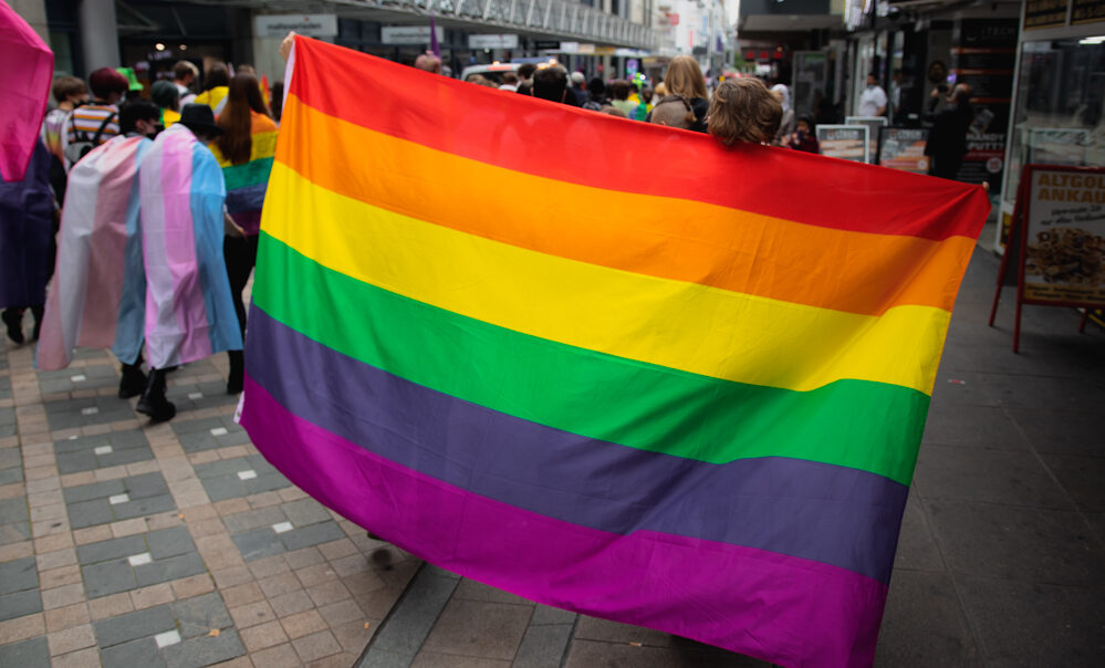 Demonstrationszug zum CSD mit Regenbogenflaggen