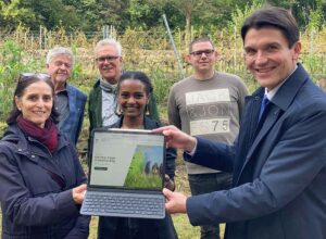 Brigitte Schubert und Heinz Meyer (beide Emscher-Guides), Dr. Mario Sommerhäuser von der Emschergenossenschaft, Sara Mulatu von der Essener Ehrenamts-Agentur, Alexander Scheidle vom Kleingartenverein Deininghausen in Castrop-Rauxel und Prof. Dr. Uli Paetzel, Vorstandsvorsitzender der Emschergenossenschaft, haben die Initiative „Mach mit am Fluss!“ vorgestellt.