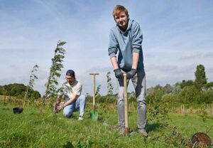 Die beiden Architektur-Erstsemester Roberto und Lorenz pflanzen zu Beginn ihres Studiums einen Baum im ErstTree-Wald der FH Dortmund. 