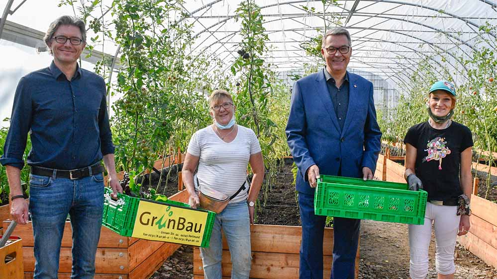 Von links: Volker Geißler (Betriebsleiter Dortmunder Tafel), Sabine Schemmann (Querbeet sozial), OB Thomas Westphal und Christina Kolipost (Querbeet sozial).