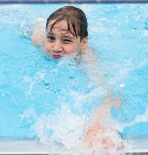 Durch Corona fiel das Schulschwimmen aus. Durch die „Extra-Zeit“ in den Ferien können Kinder dennoch das Schwimmen erlernen.