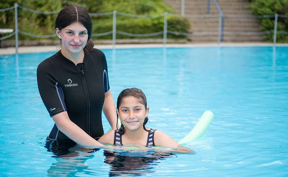 Durch Corona fiel das Schulschwimmen aus. Durch die „Extra-Zeit“ in den Ferien können Kinder dennoch das Schwimmen erlernen.